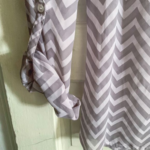 Chevron v-neck sheer blouse w/ adjustable sleeves - Picture 3 of 4